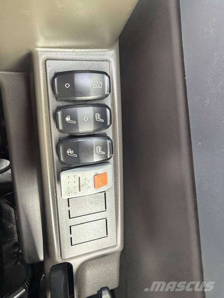 CAT M 318 F Bagri na kolesih