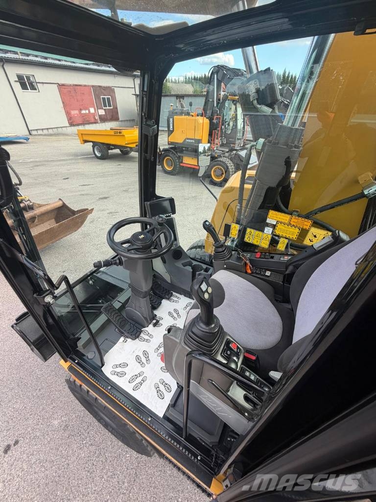 CAT M 318 F Bagri na kolesih