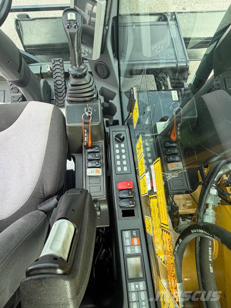 CAT M 318 F Bagri na kolesih