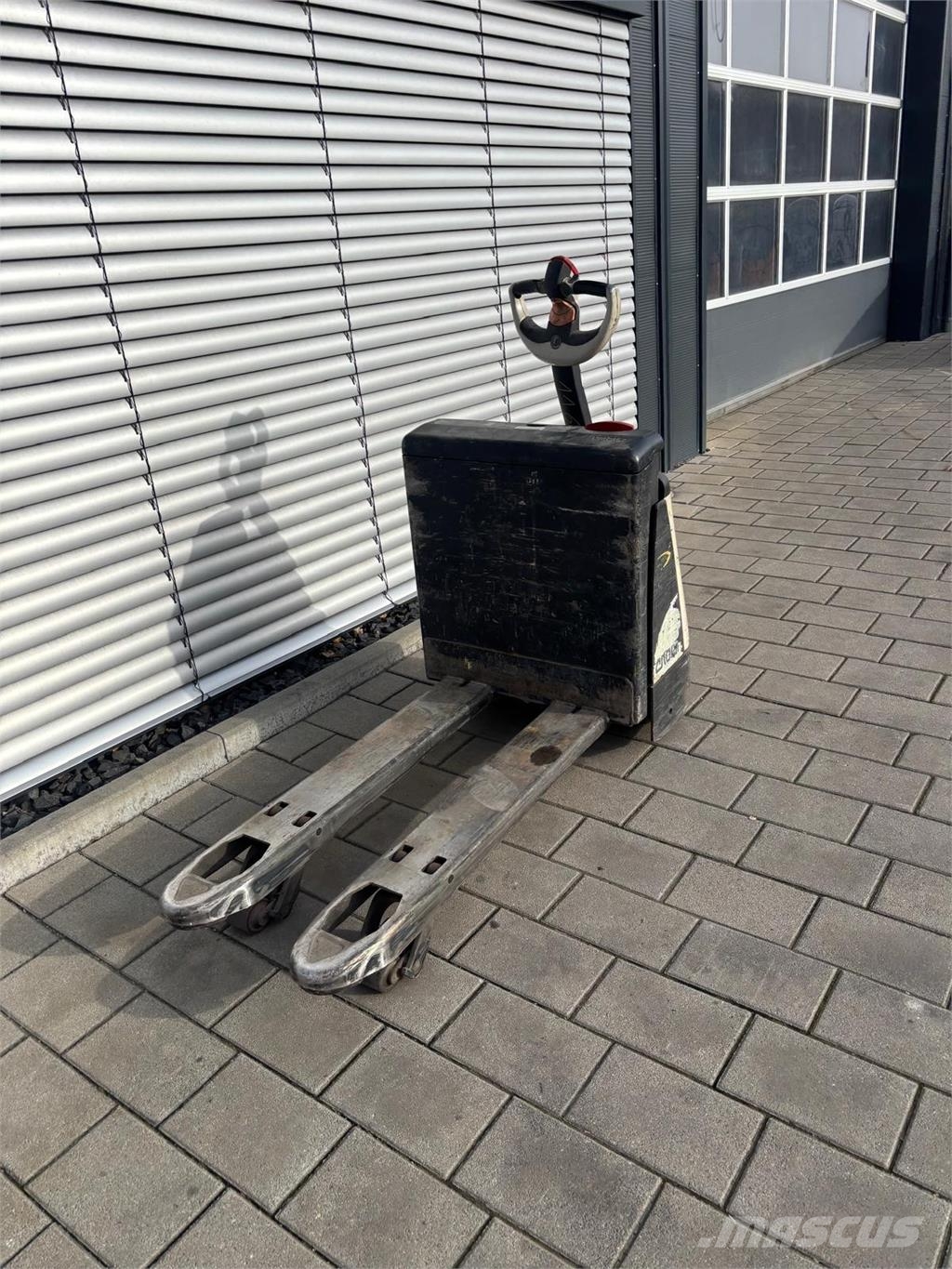 Crown WP2315 Käyden ajettavat pinoamistrukit
