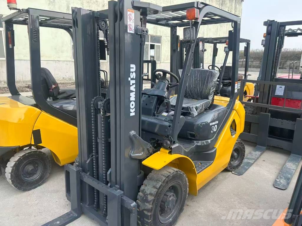 Komatsu FD 30 T-17 شاحنات الديزل