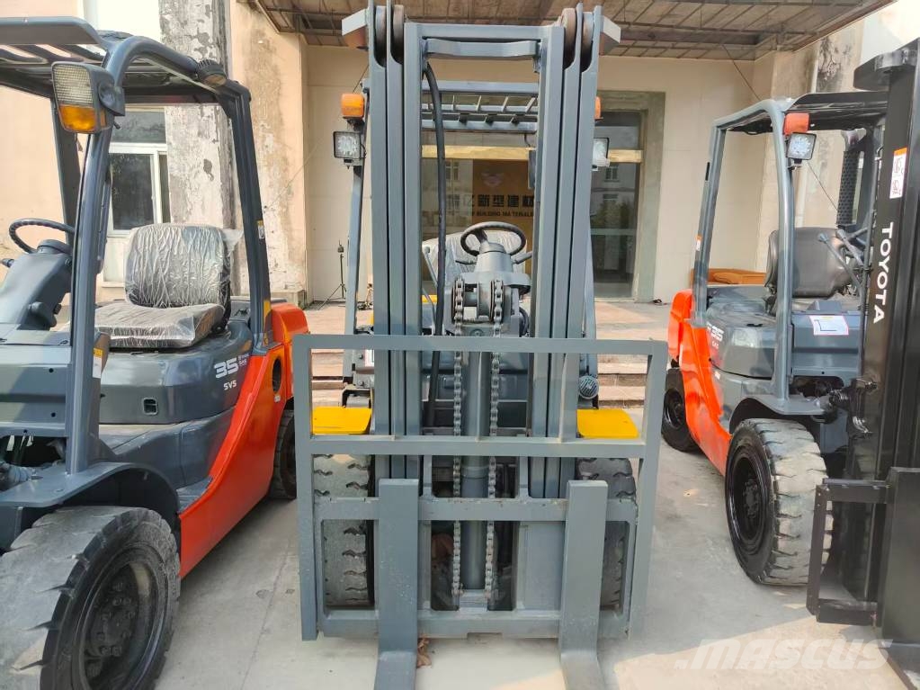 Komatsu FD 30 T-17 شاحنات الديزل