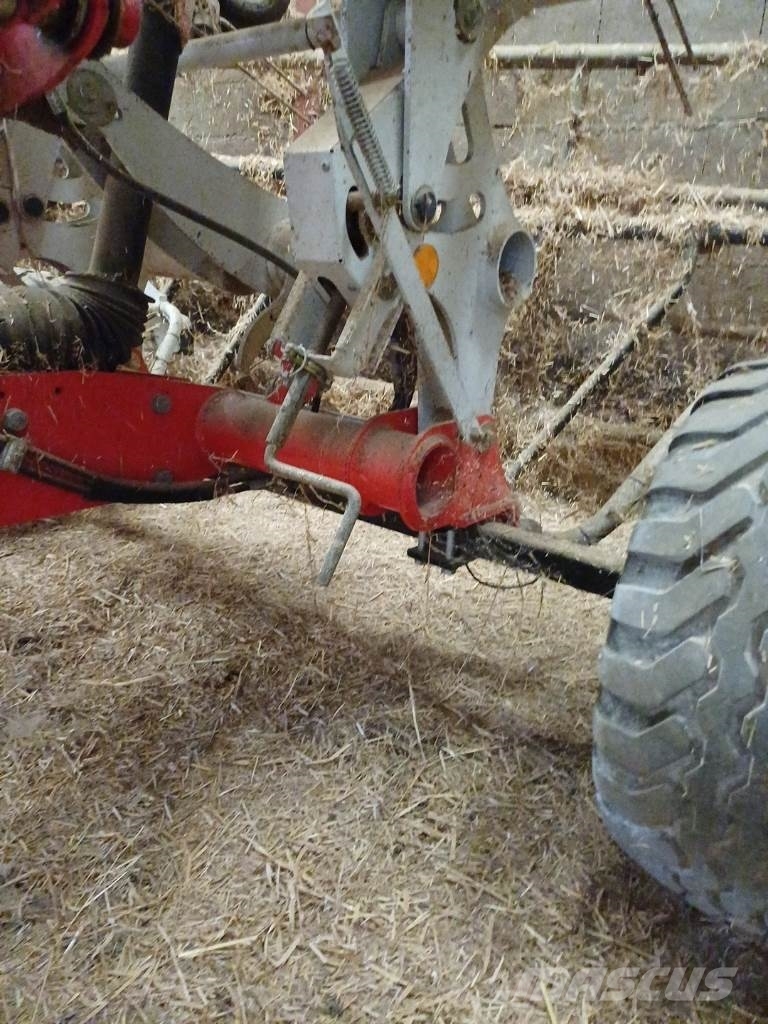 Pöttinger Hit 12.14T 耙與翻草機