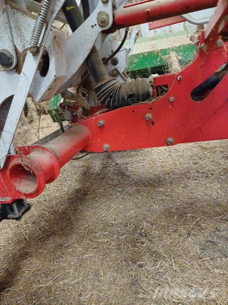 Pöttinger Hit 12.14T 耙與翻草機