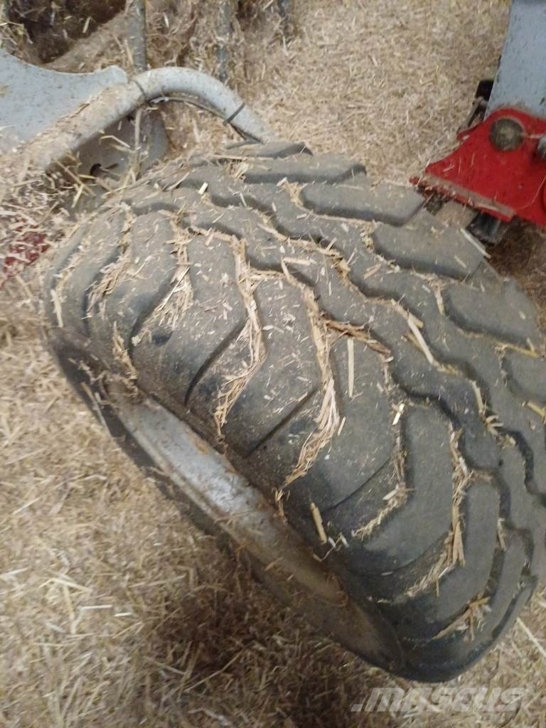 Pöttinger Hit 12.14T 耙與翻草機
