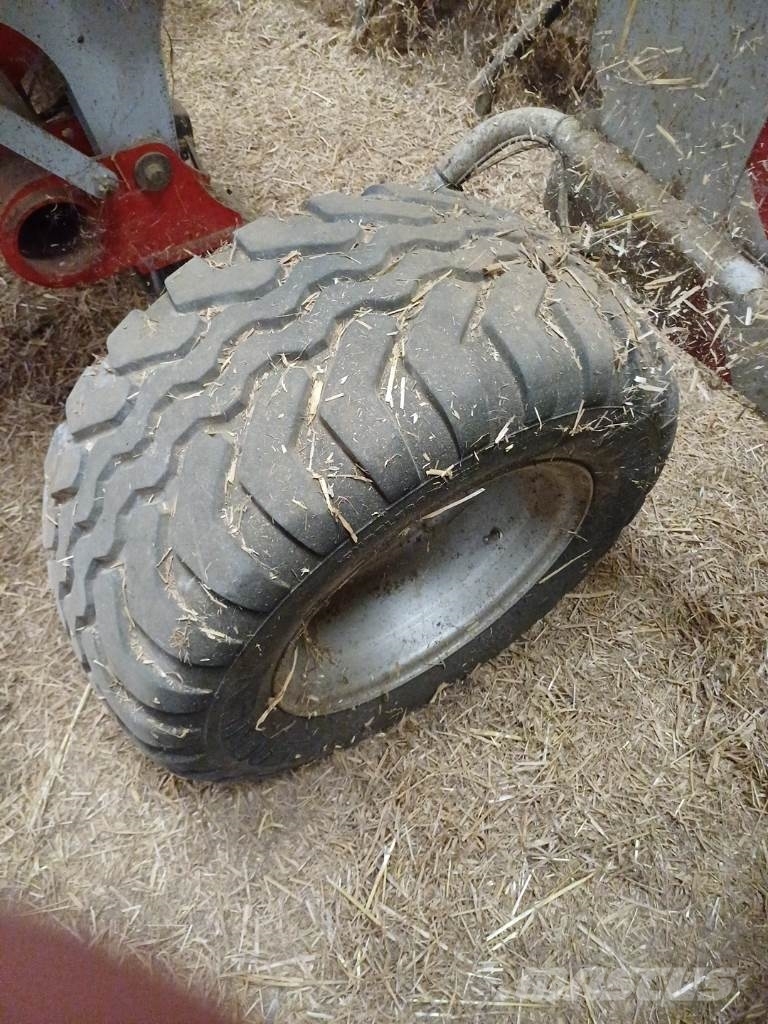 Pöttinger Hit 12.14T 耙與翻草機