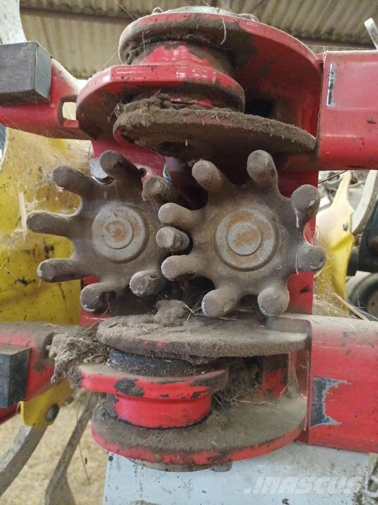 Pöttinger Hit 12.14T 耙與翻草機