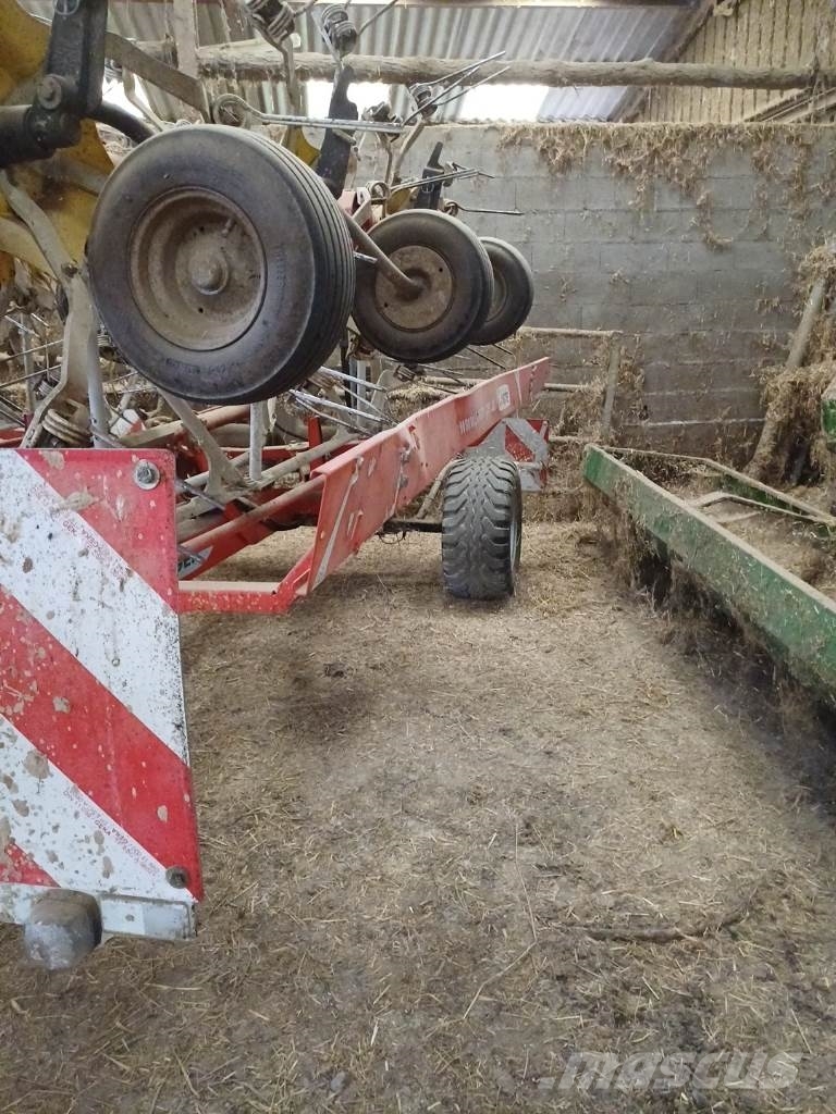 Pöttinger Hit 12.14T 耙與翻草機