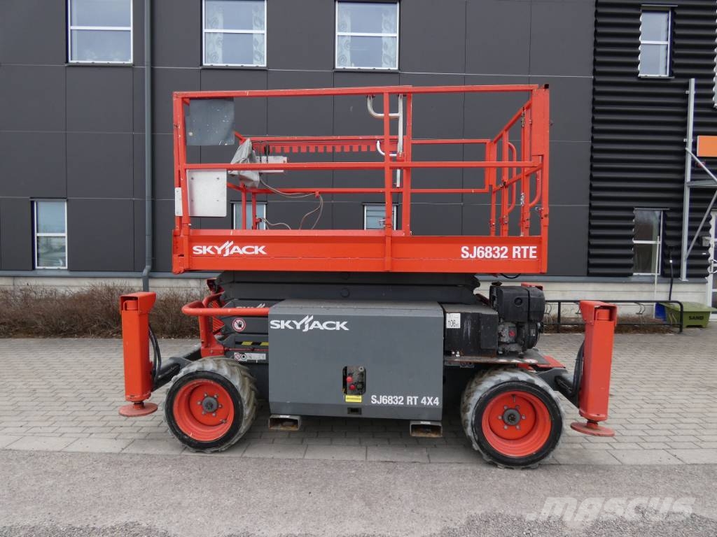 SkyJack 6832RTE Platforme foarfeca