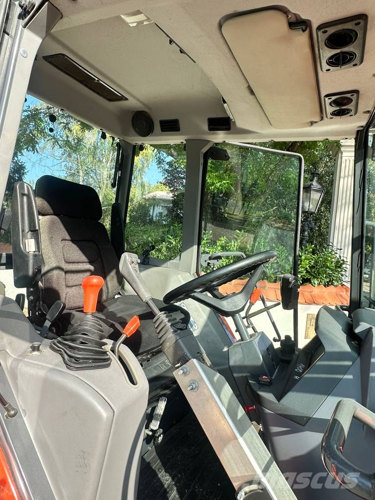 Kubota ME5700 Allrad mit Industriefrontlader Traktori