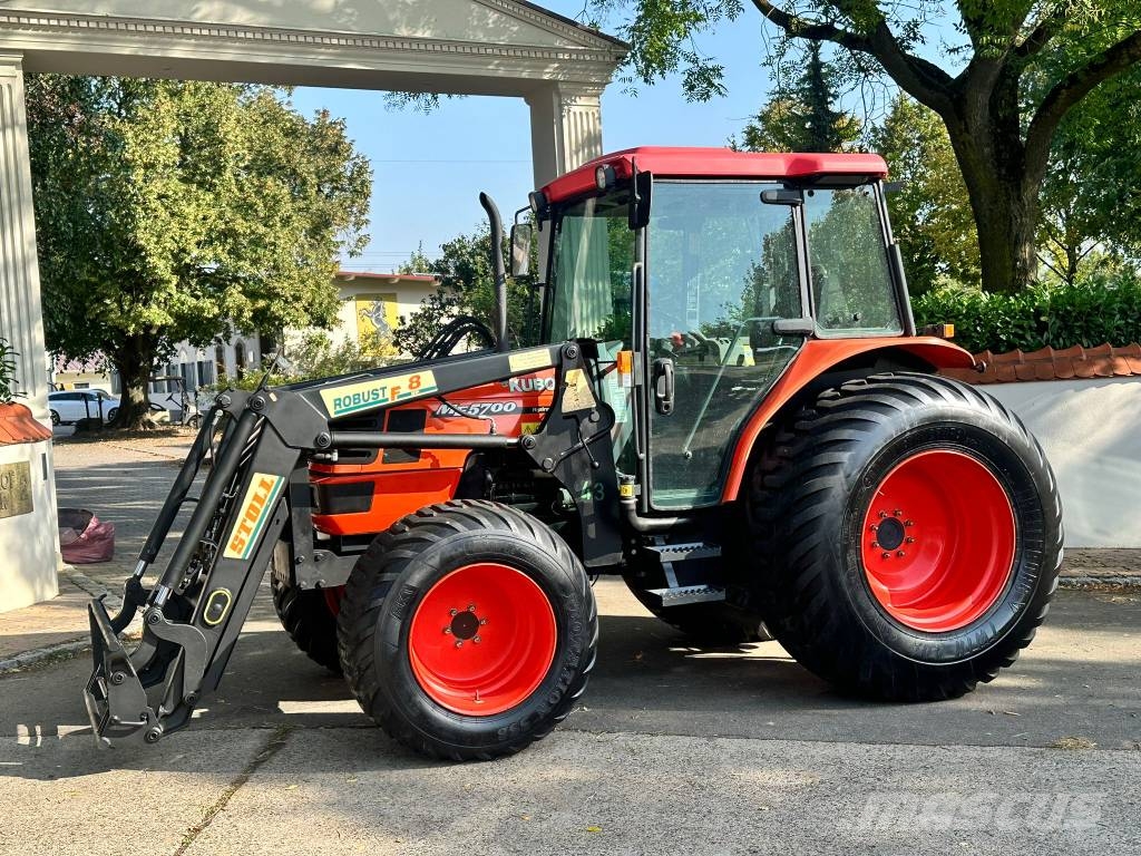 Kubota ME5700 Allrad mit Industriefrontlader Traktori