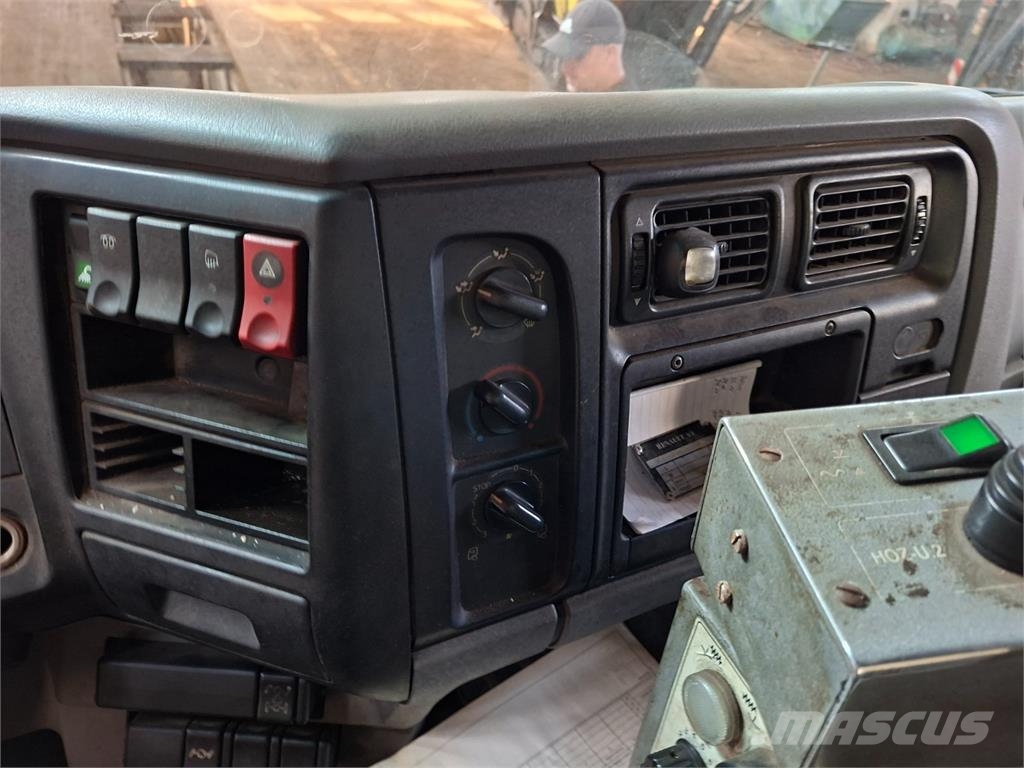 Renault 320.19 PR 4X4-44.0 Camiones con chasís y cabina