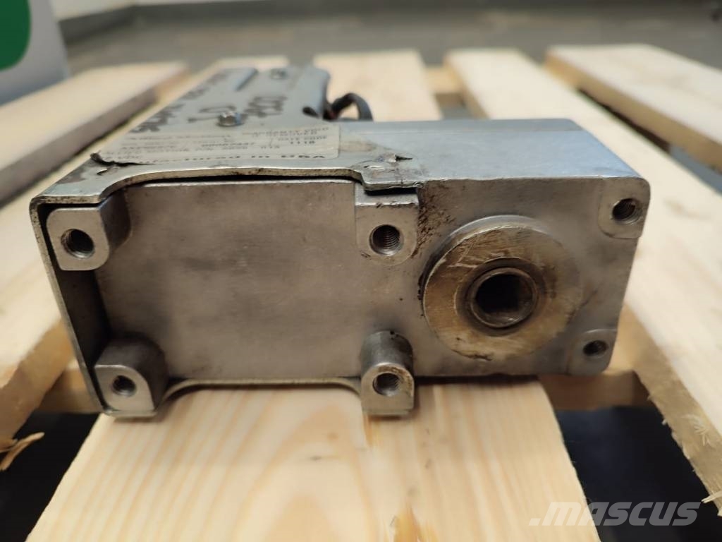 John Deere AXE59370 JOHN DEERE 7300 shearbar adjustment motor Mootorid