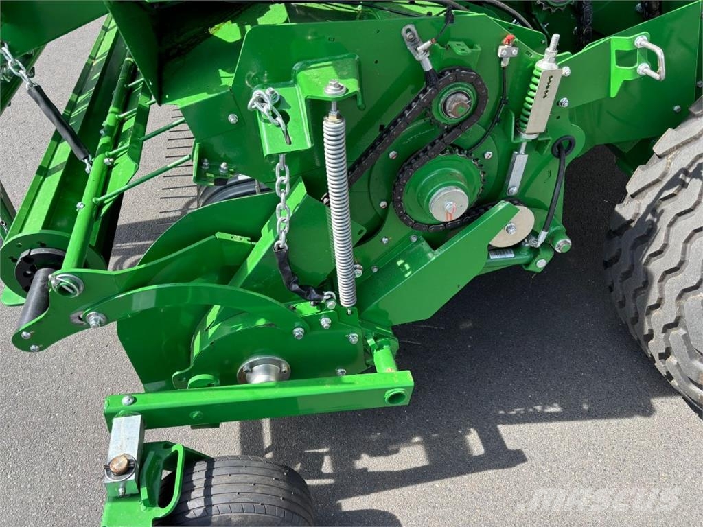 John Deere V451M Masina de balotat cilindric