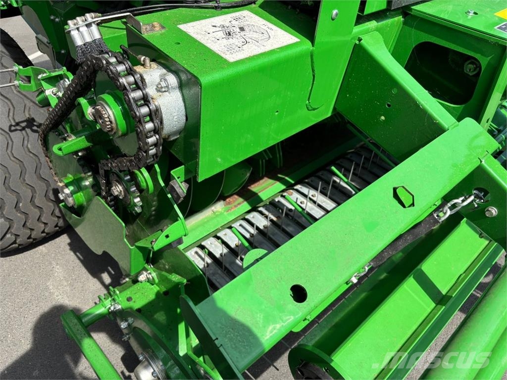 John Deere V451M Masina de balotat cilindric