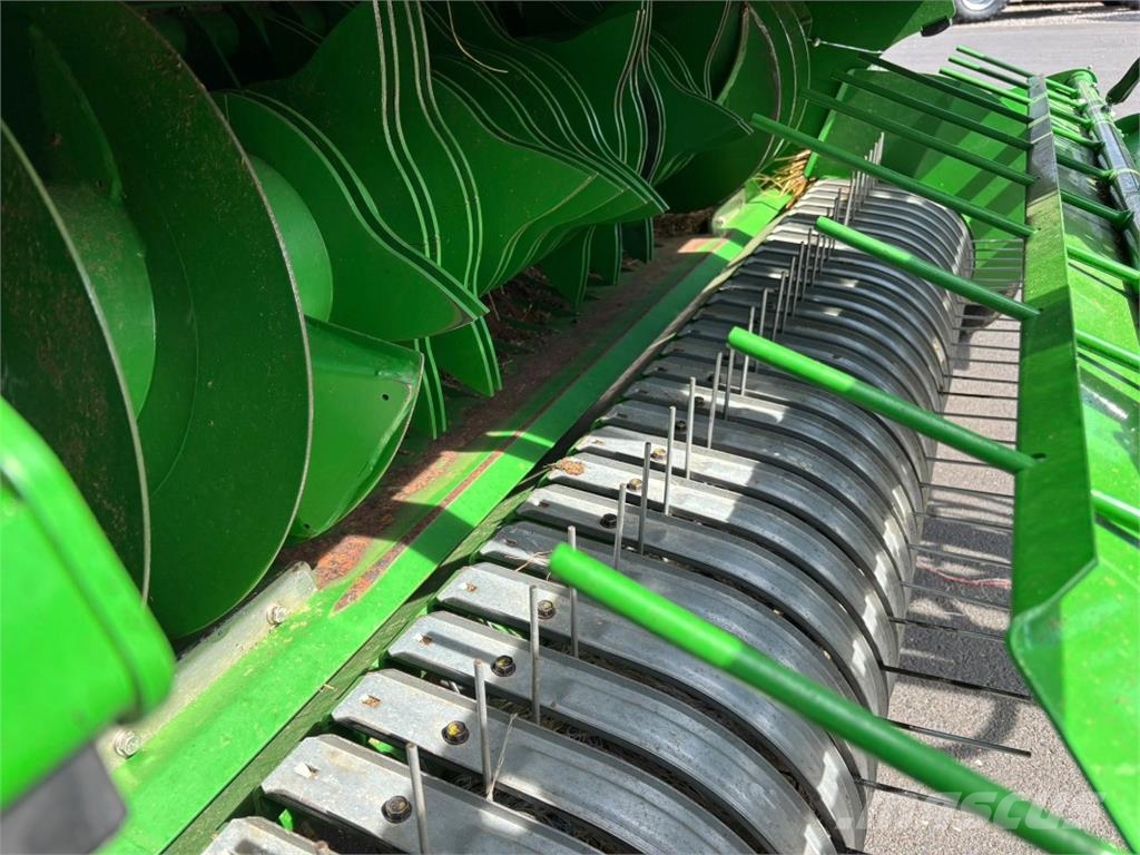 John Deere V451M Masina de balotat cilindric