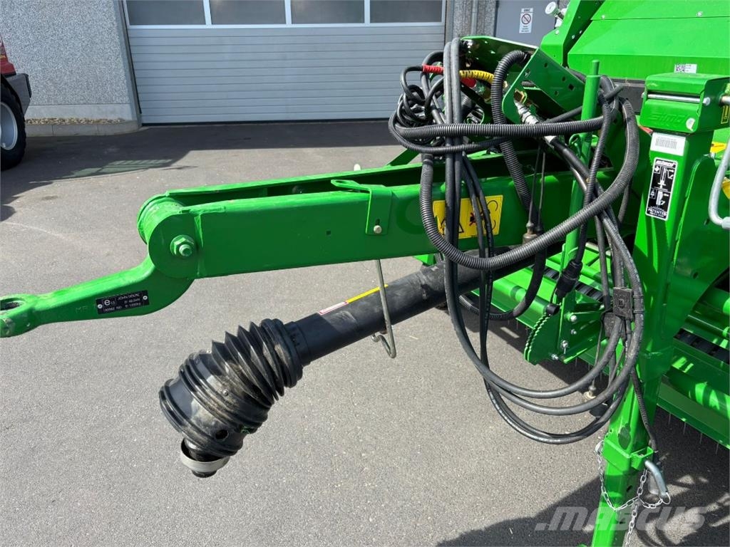 John Deere V451M Masina de balotat cilindric