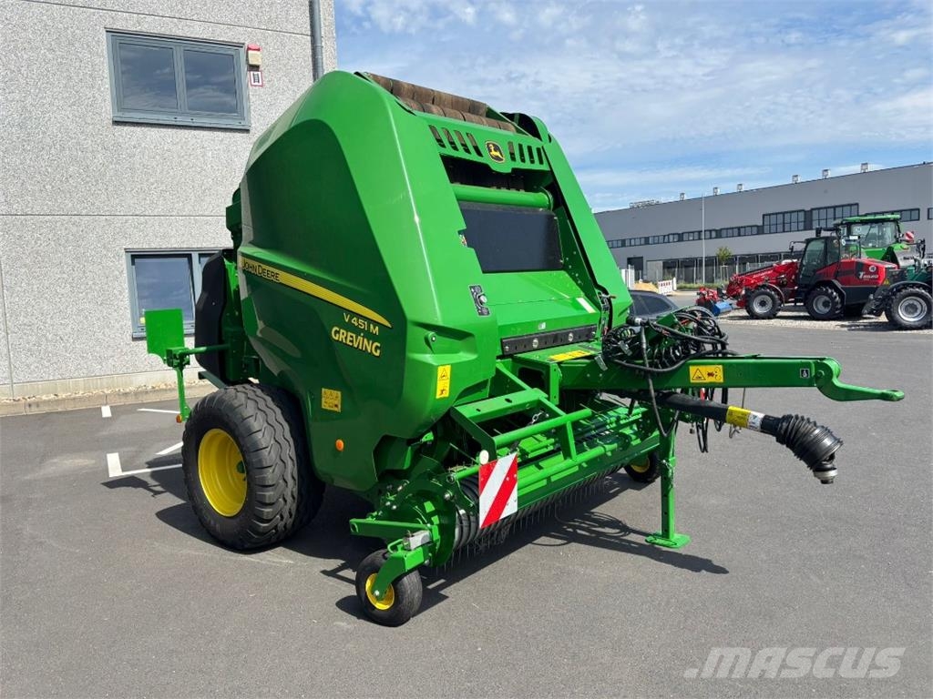John Deere V451M Masina de balotat cilindric
