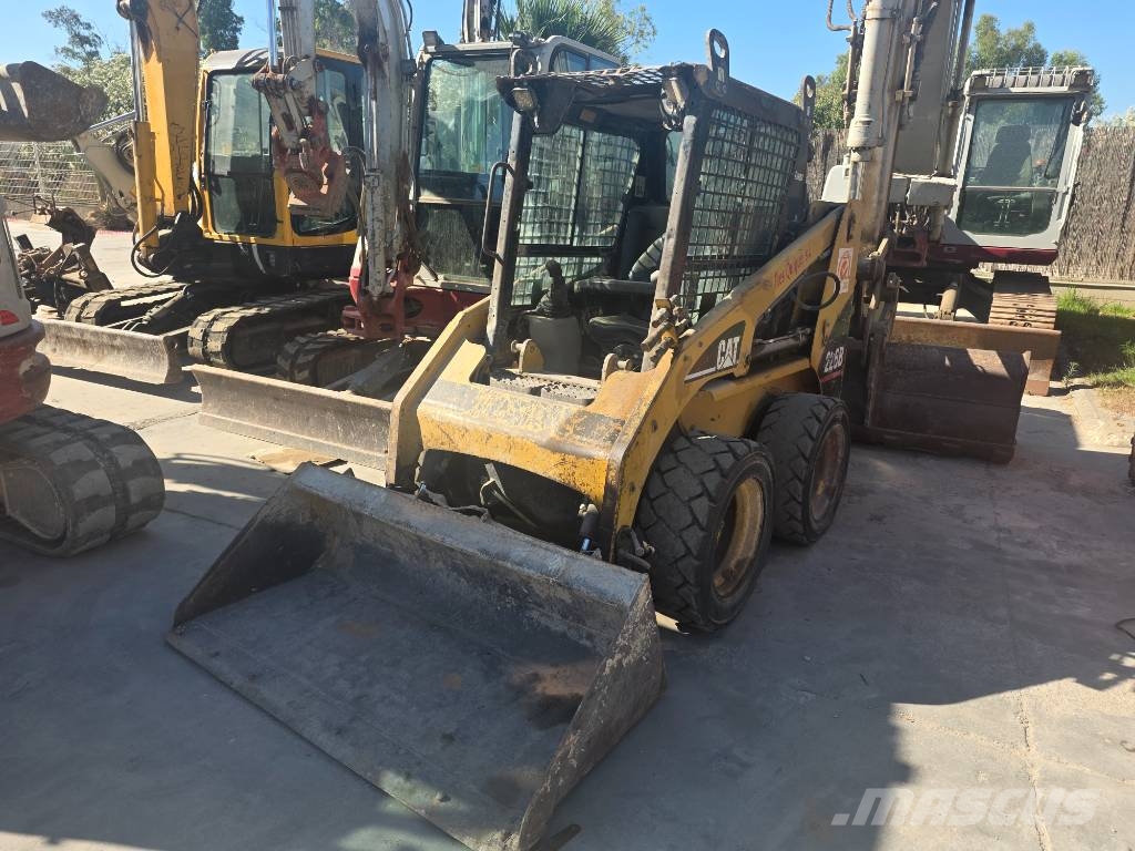 CAT 226 B لوادر انزلاقية التوجيه