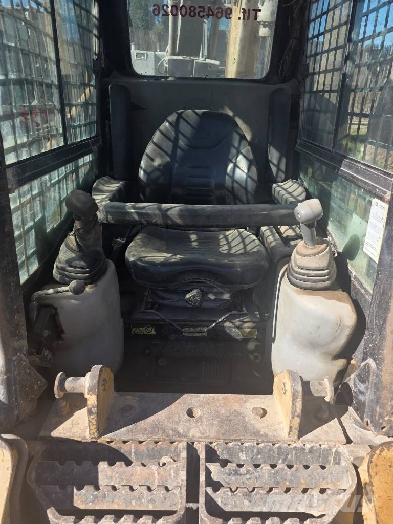CAT 226 B لوادر انزلاقية التوجيه