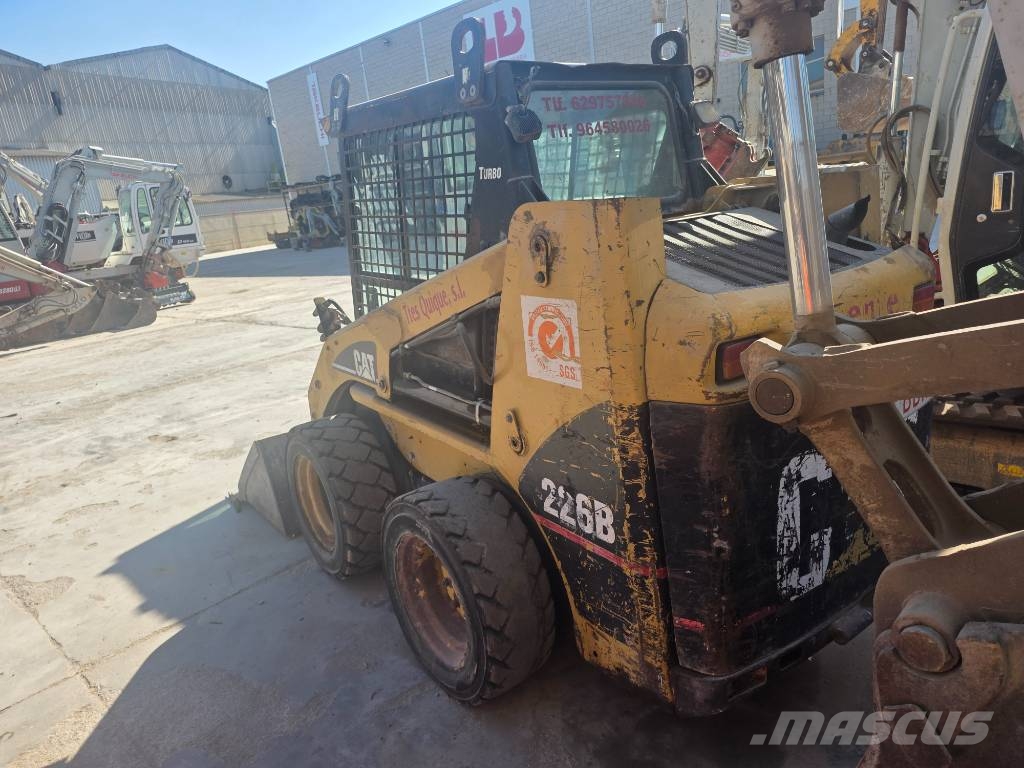 CAT 226 B لوادر انزلاقية التوجيه