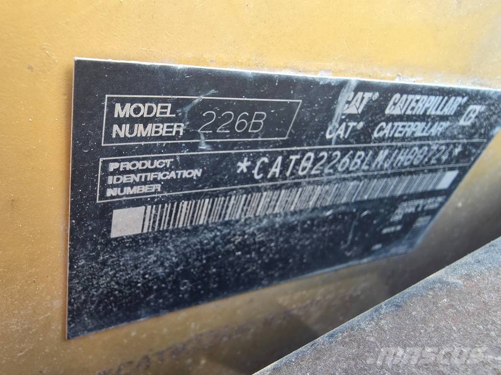 CAT 226 B لوادر انزلاقية التوجيه