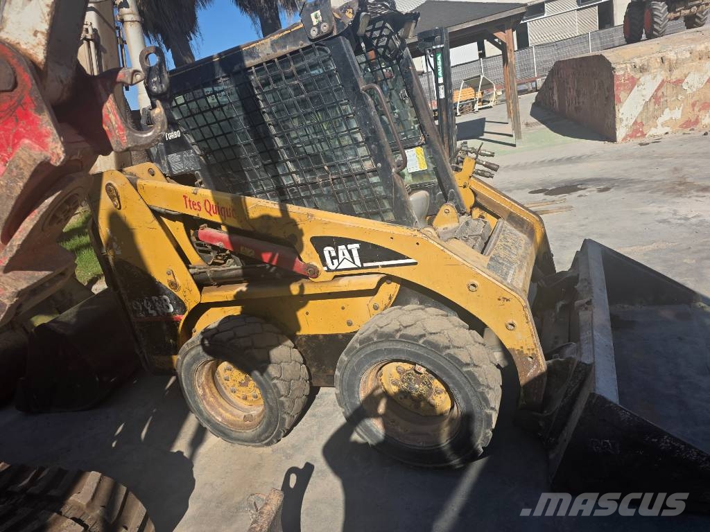 CAT 226 B لوادر انزلاقية التوجيه