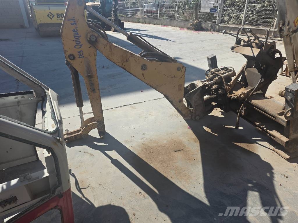 CAT 226 B لوادر انزلاقية التوجيه