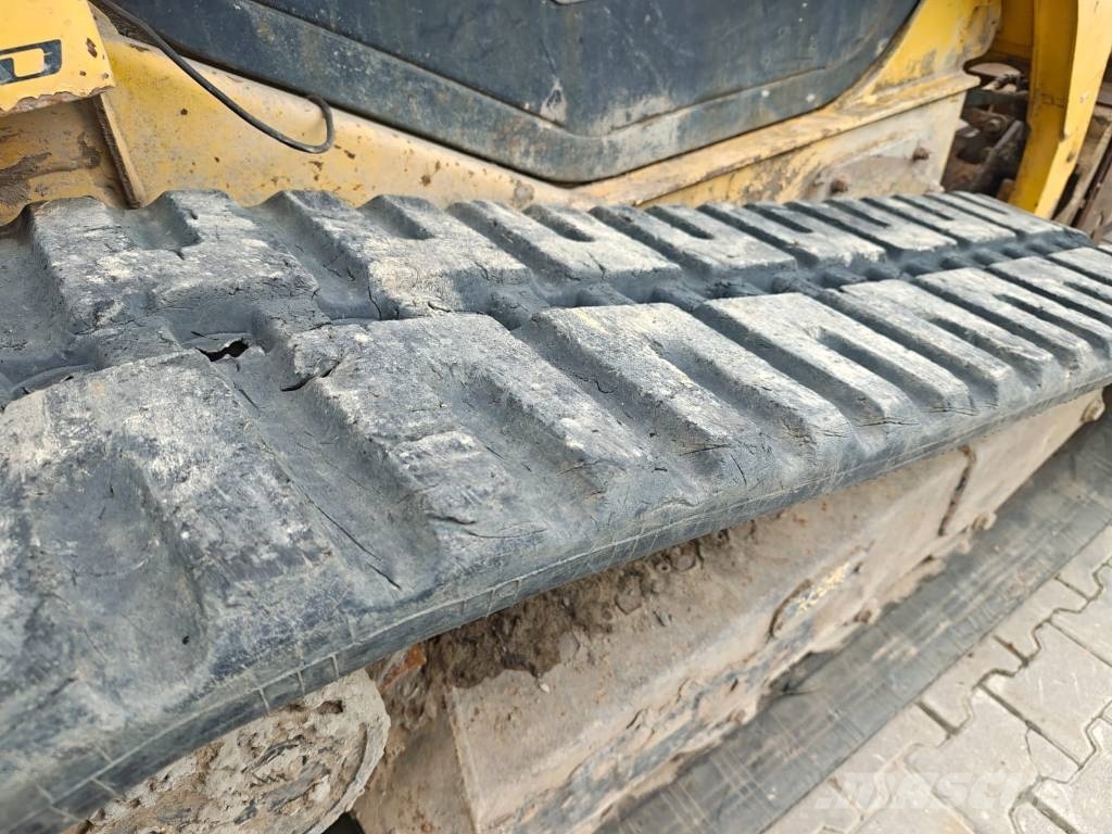 Komatsu CK 35 滑移装载机