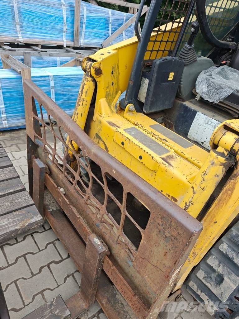 Komatsu CK 35 滑移装载机