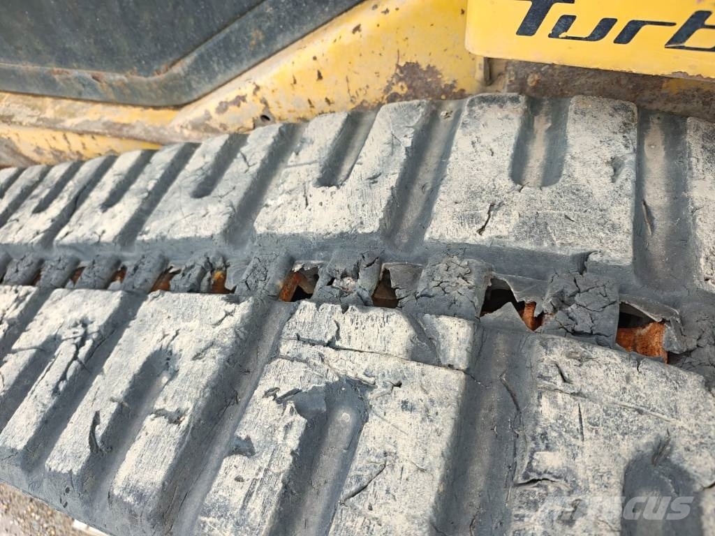 Komatsu CK 35 滑移装载机