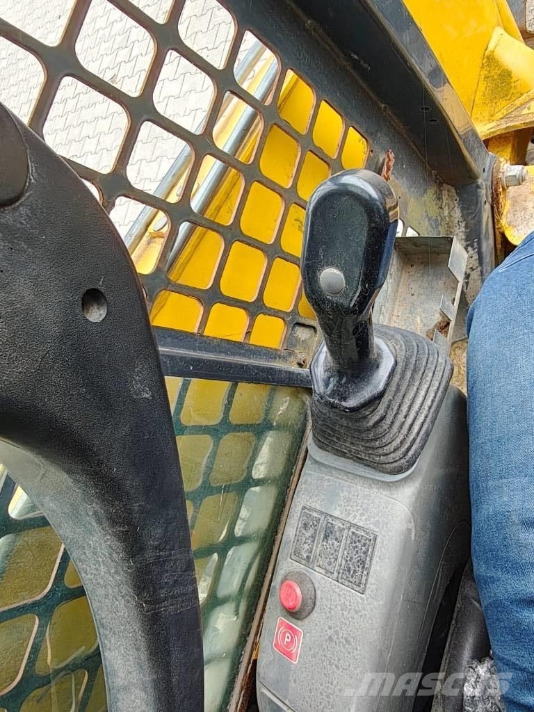 Komatsu CK 35 滑移装载机