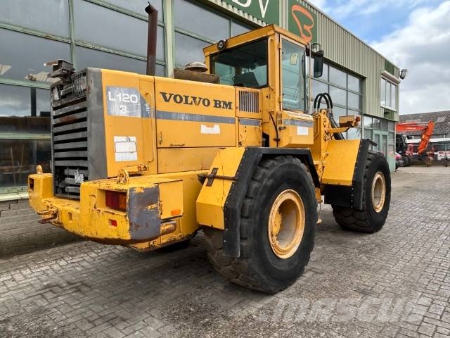 Volvo L 120 لوادر بعجل