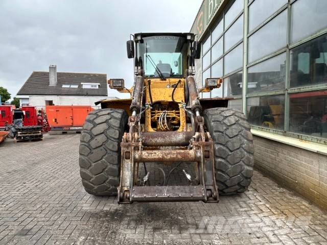 Volvo L 120 لوادر بعجل