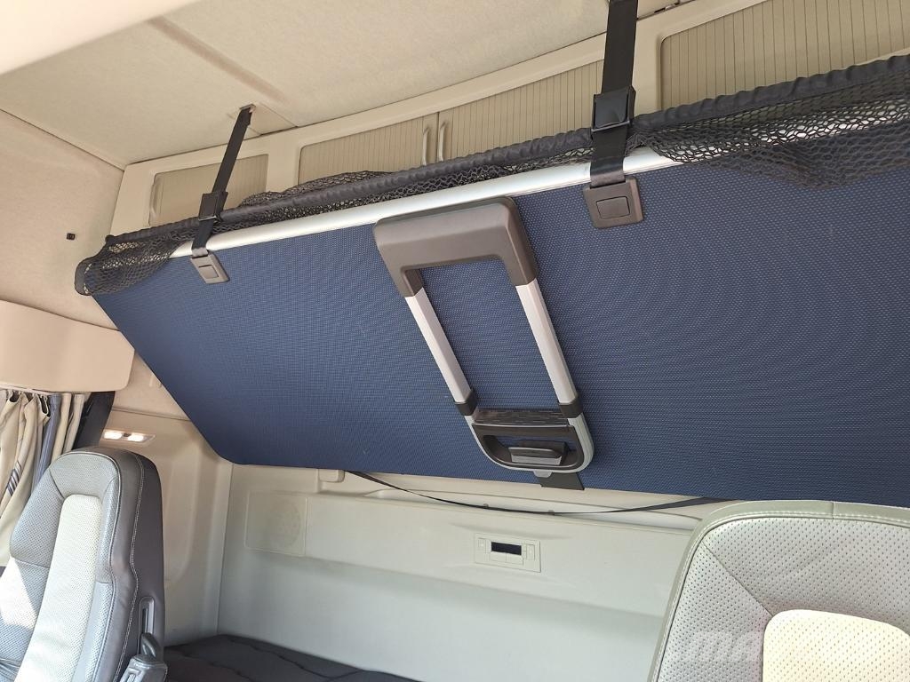 Volvo Vehicle Rigid 6x2-2 box full side opening Umpikorikuorma-autot