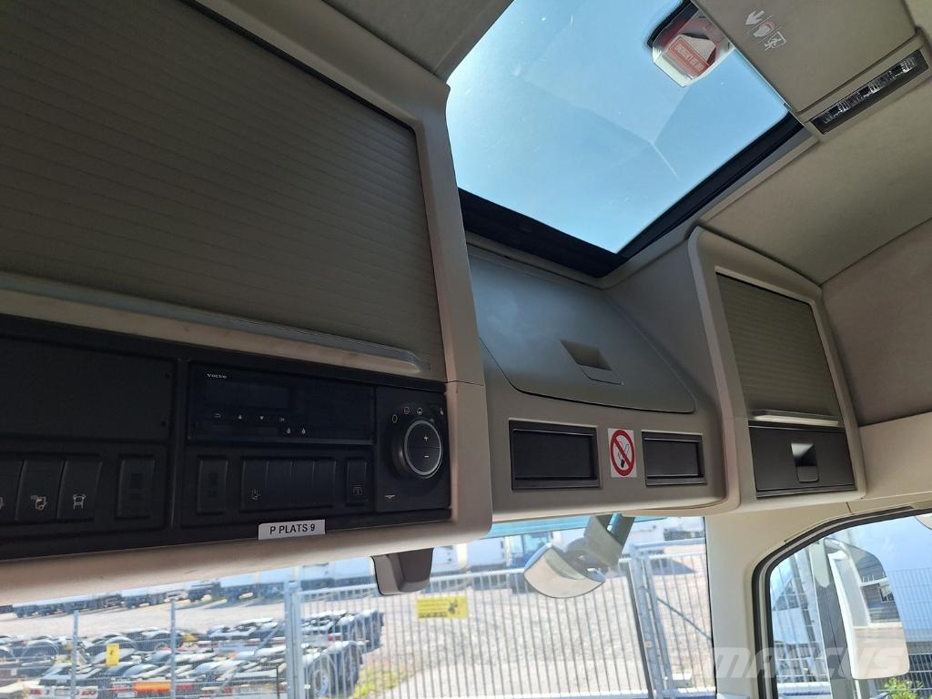 Volvo Vehicle Rigid 6x2-2 box full side opening Umpikorikuorma-autot