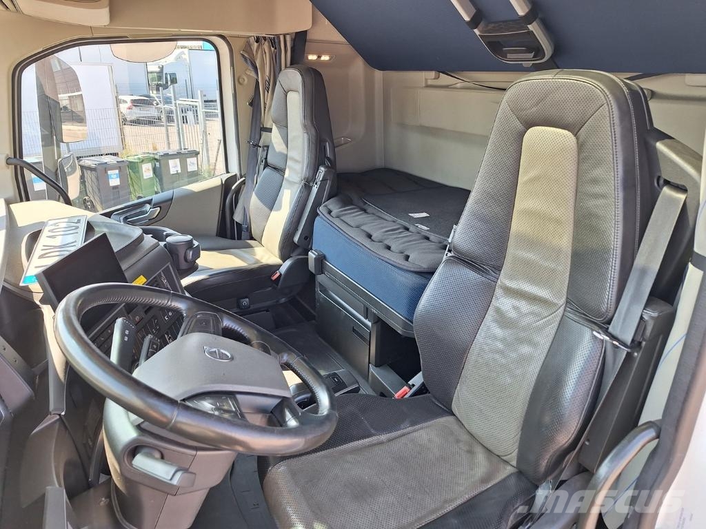 Volvo Vehicle Rigid 6x2-2 box full side opening Umpikorikuorma-autot