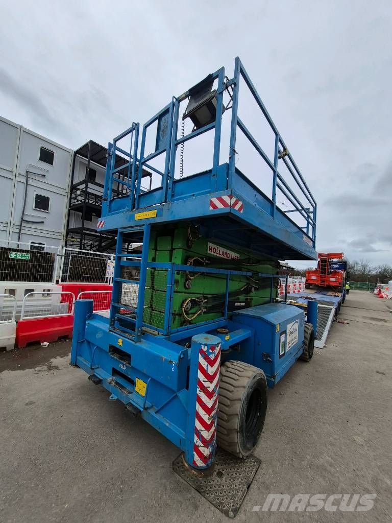Holland Lift HL220D25 Nůžková zvedací plošina