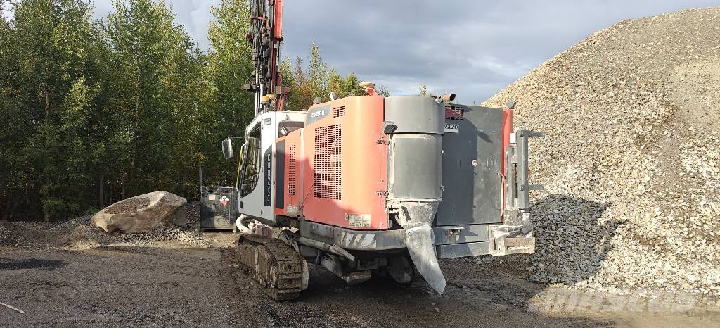 Sandvik DX 800 도로 굴착기