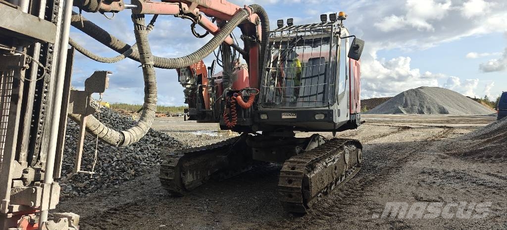 Sandvik DX 800 도로 굴착기