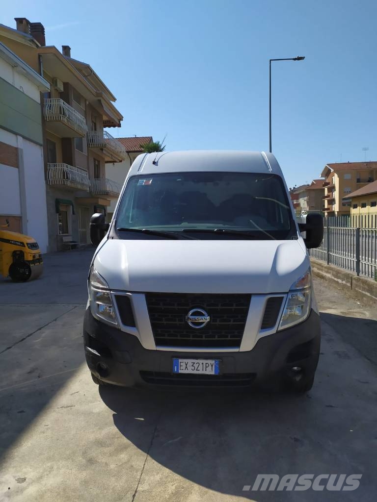 Nissan NV 400 شاحنة مقفلة