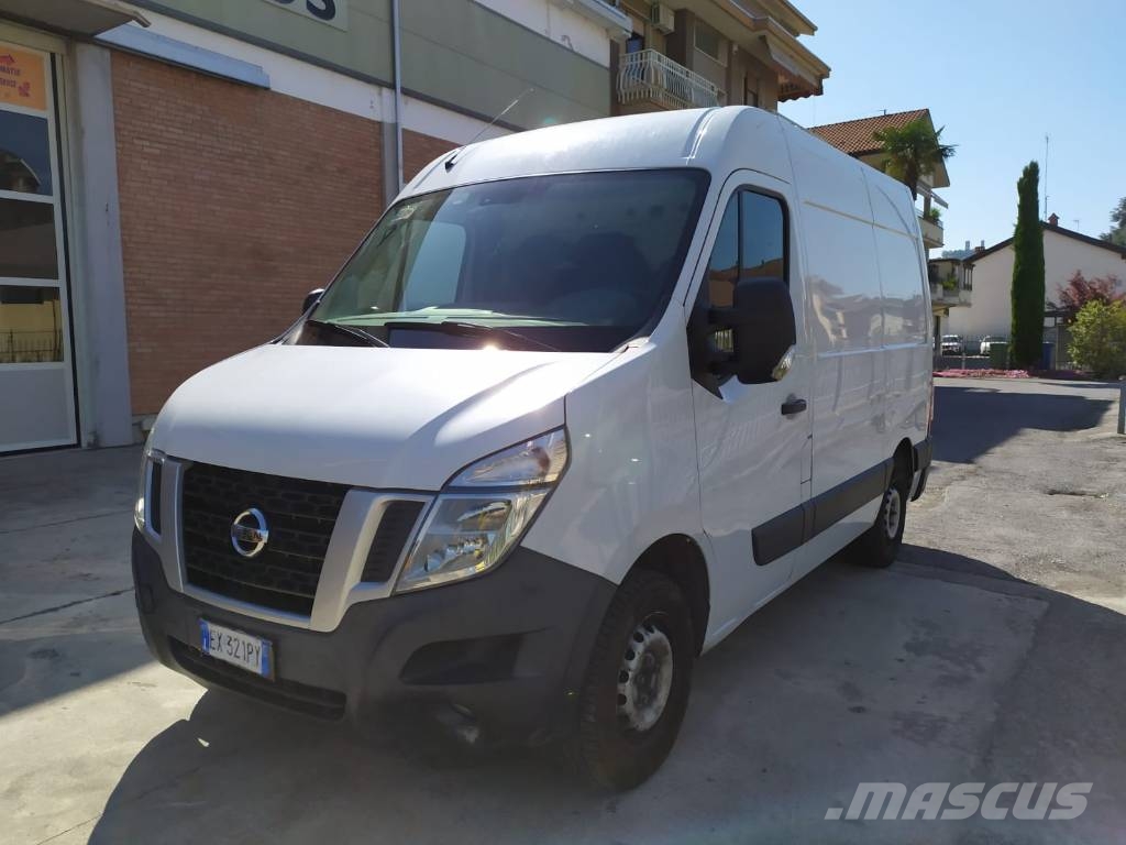Nissan NV 400 شاحنة مقفلة