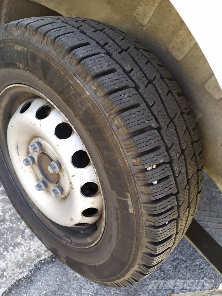 Nissan NV 400 شاحنة مقفلة