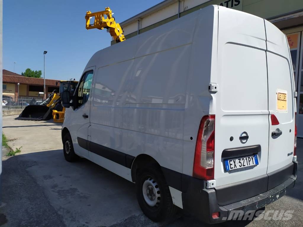 Nissan NV 400 شاحنة مقفلة