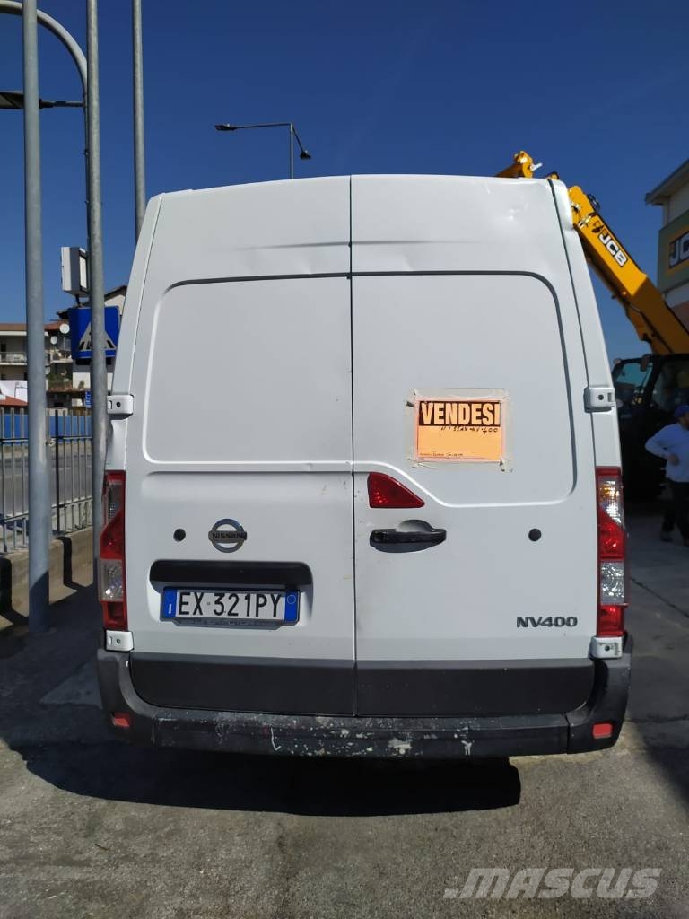Nissan NV 400 شاحنة مقفلة