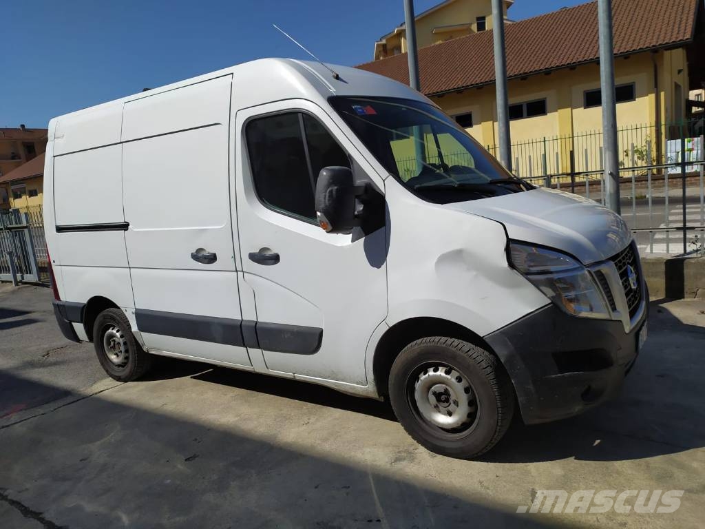 Nissan NV 400 شاحنة مقفلة