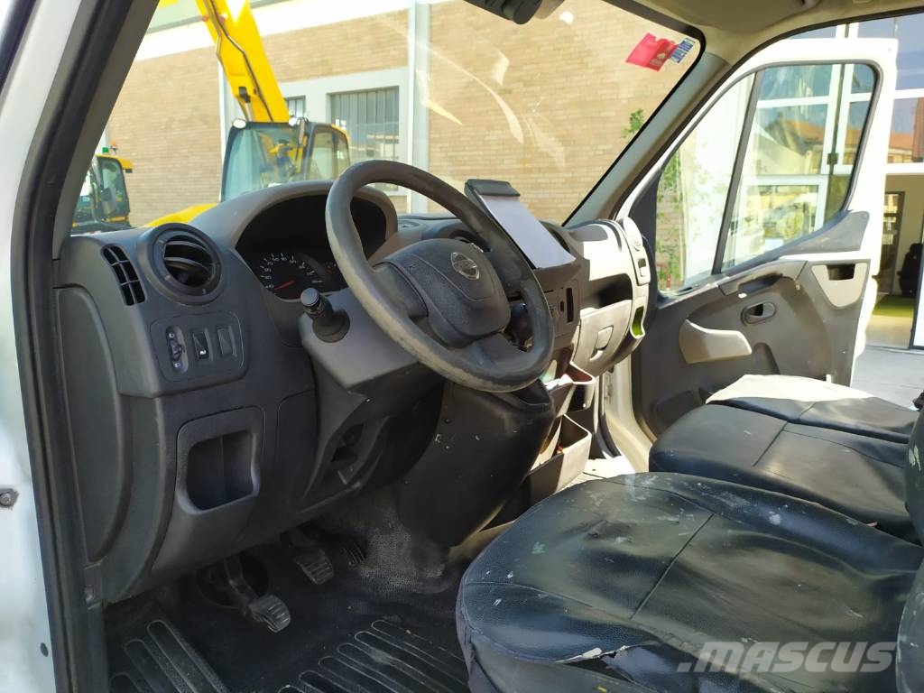 Nissan NV 400 شاحنة مقفلة
