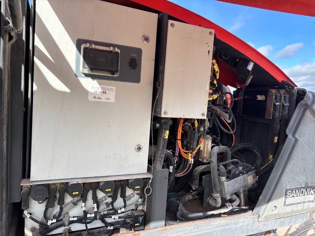Sandvik Dino DC 400 Ri 도로 굴착기