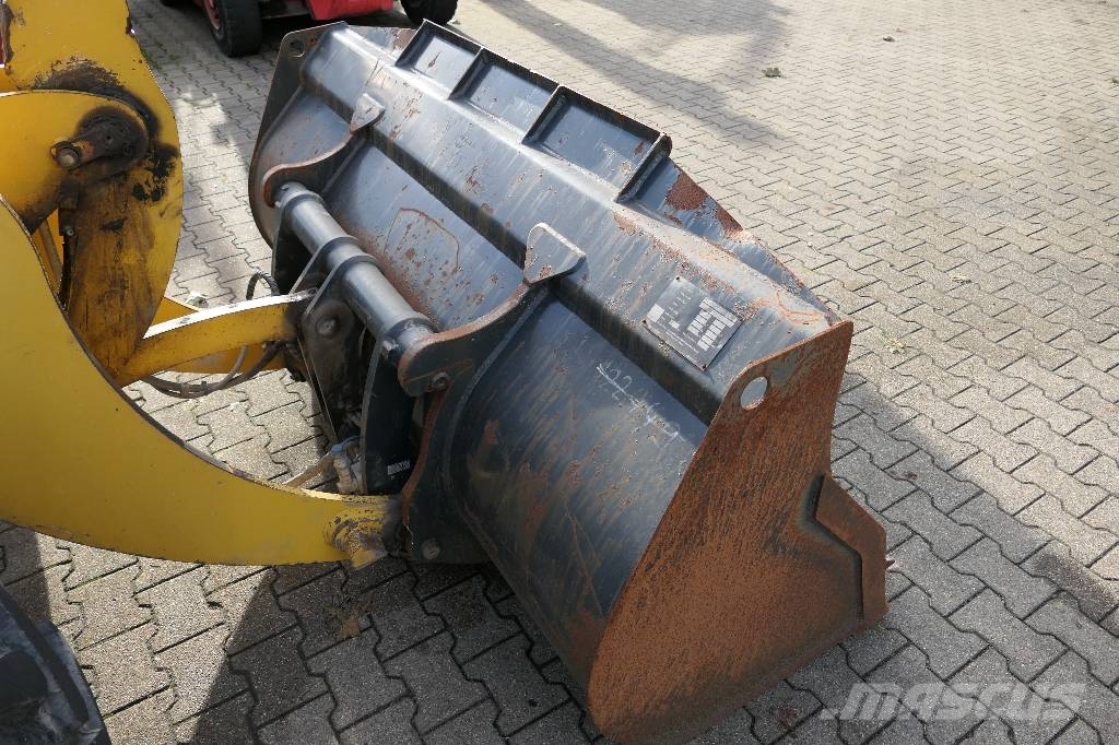 Komatsu WA 100 M-5 لوادر بعجل