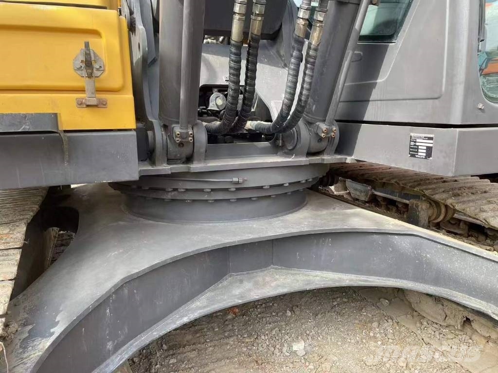 Volvo EC 250 D حفارات زحافة